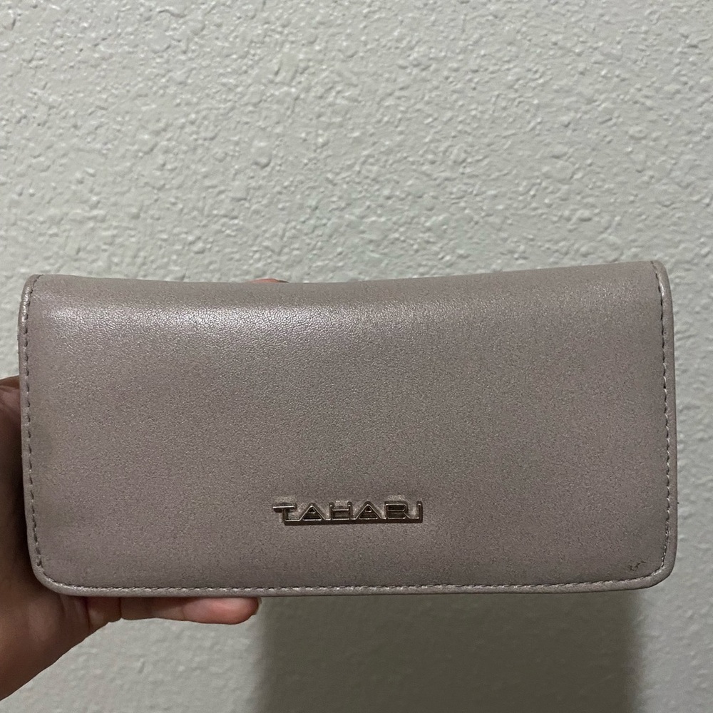 Tahari wallet